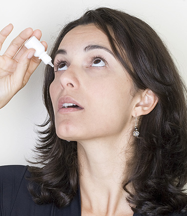 Reação alérgica à maquiagem nos olhos